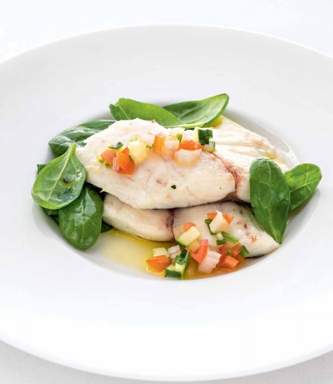 Филе дорады с листьями шпината